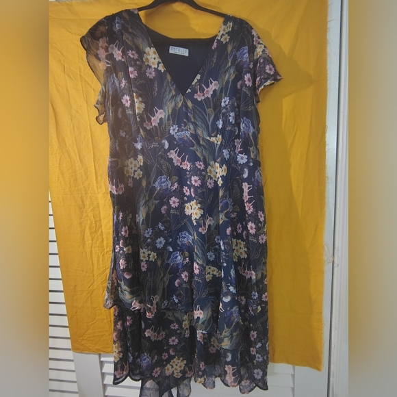 Chic Navy Floral Midi Dress - Picture 1 of 3